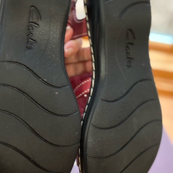 New with box -Clarks Red Comfort Sandals with Adjustable Straps.9 1/2 - Picture 6 of 6